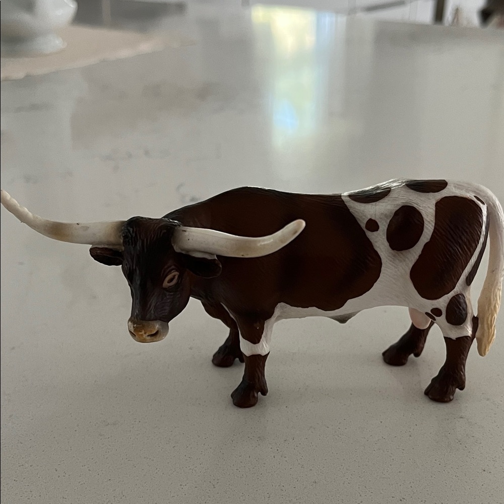 Schleich 2002 Germany Brown and White Longhorn bull Figurine